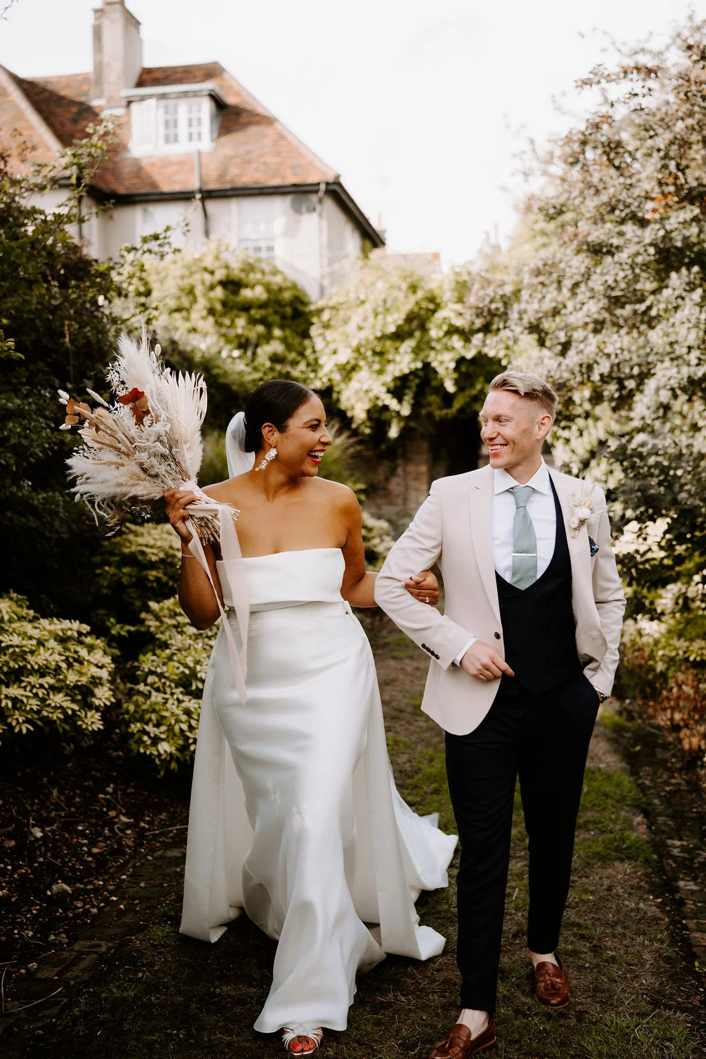 Shanice and Russel walking through the gardens.