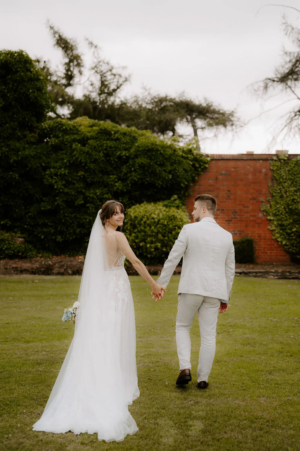 Liz & Jack romantic couple portrait under the grand weeping willow at Hogarths Stone Manor
